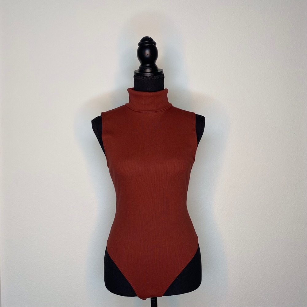 FOREVER 21 TURTLENECK SLEEVELESS BODYSUIT